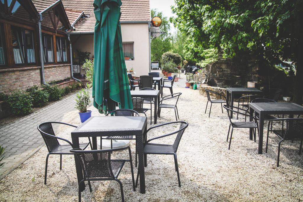 Borostyánkert Étterem&Vendégház Sitke Exterior foto
