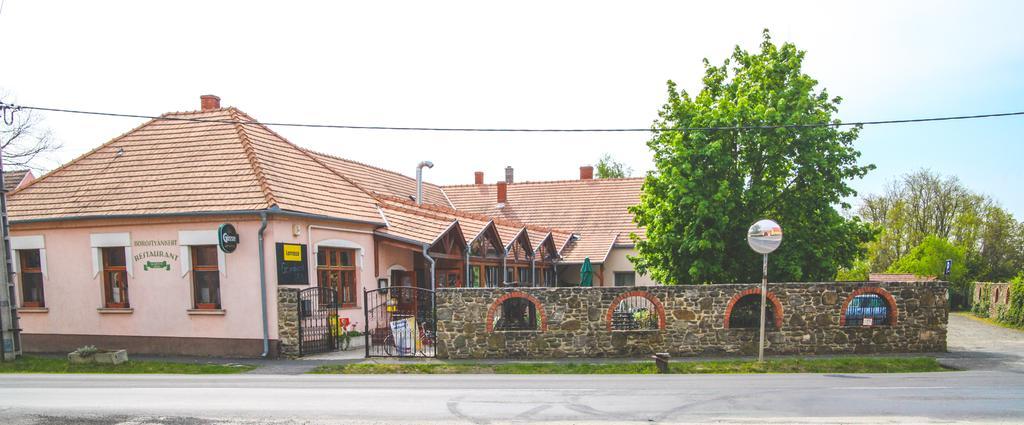 Borostyánkert Étterem&Vendégház Sitke Exterior foto