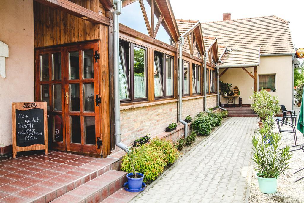 Borostyánkert Étterem&Vendégház Sitke Exterior foto